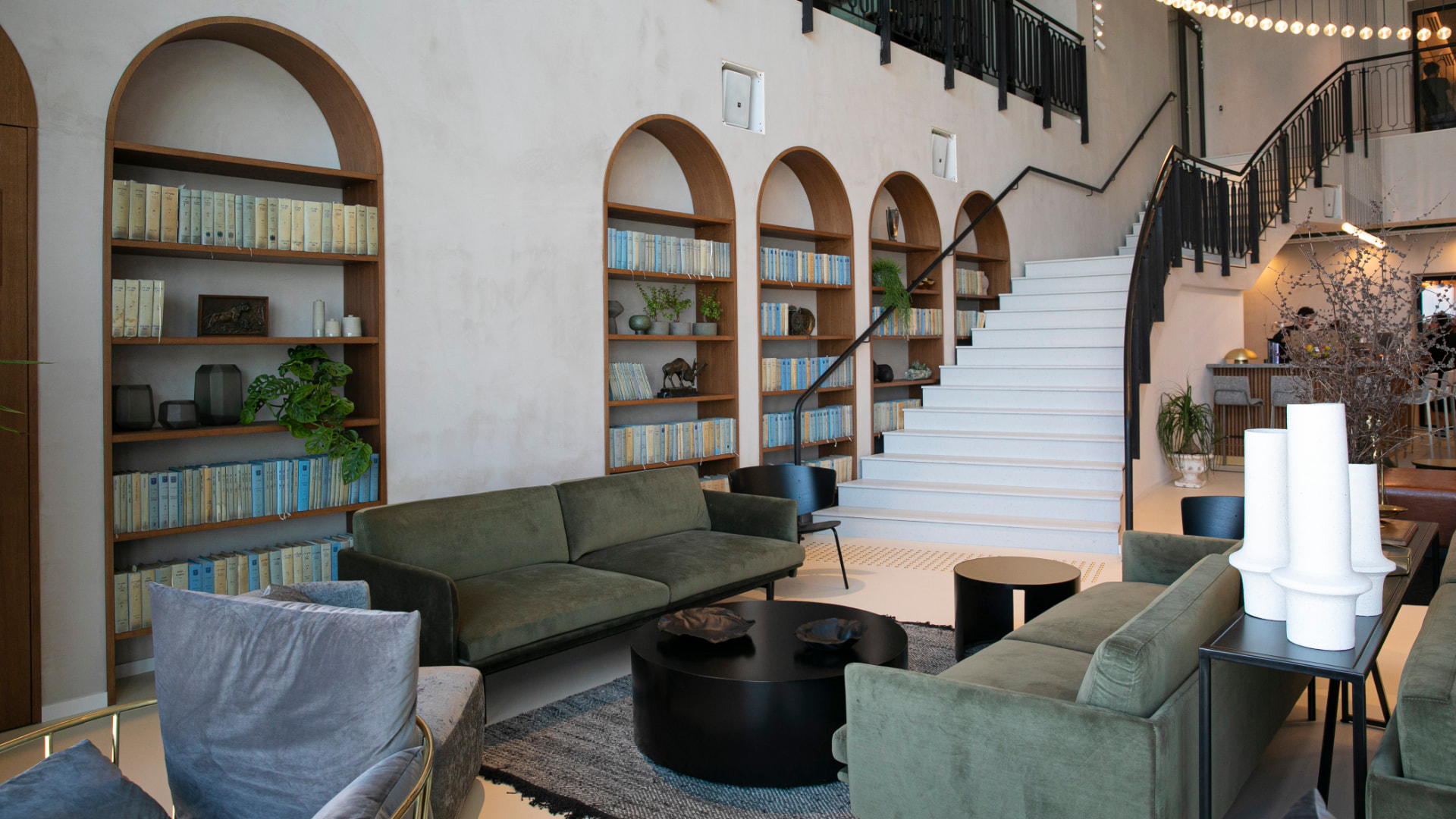 Lounge y biblioteca del estudio jurídico y notarial Mariel Epelman en Tel Aviv